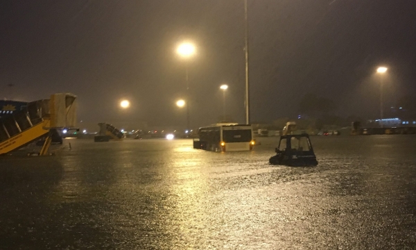 SOS: Sân bay Tân Sơn Nhất chìm trong biển nước